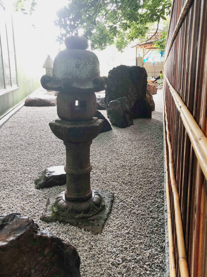 石と対話する庭造り