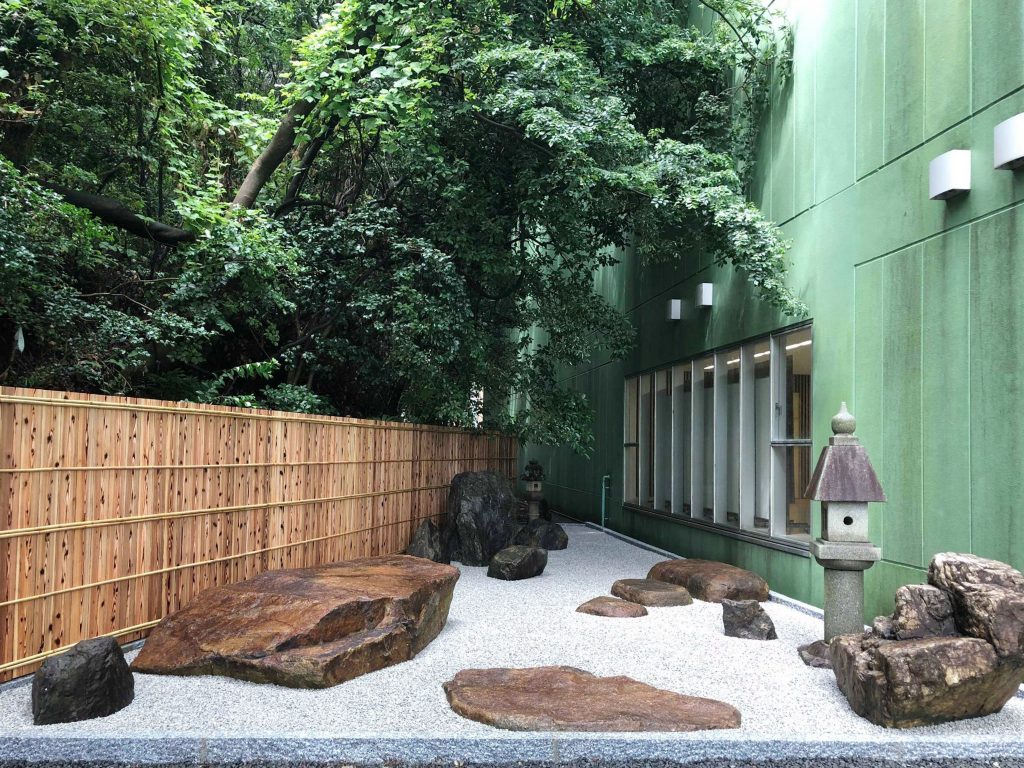 石と対話する庭造り